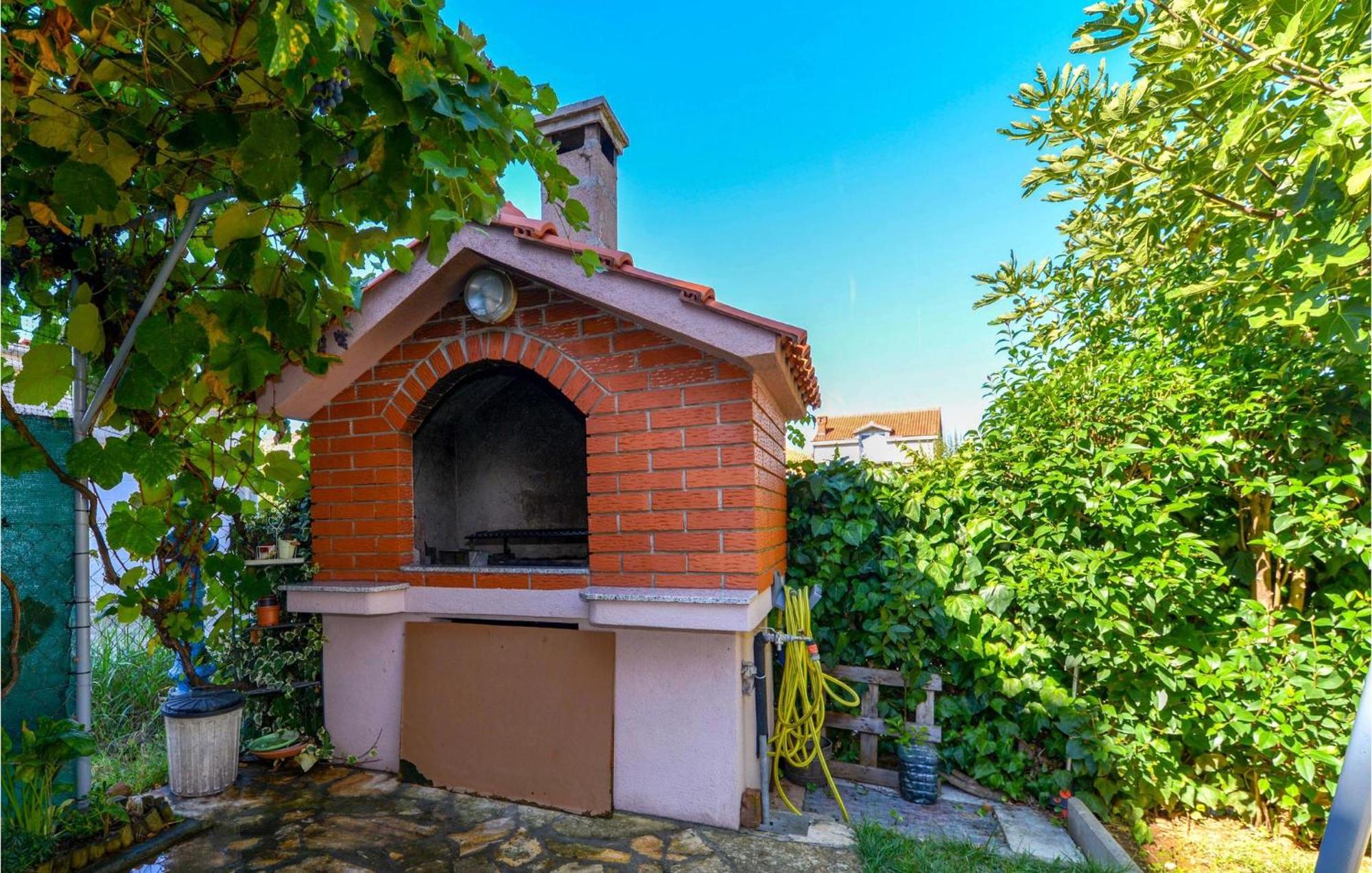 1 Bedroom Nice Apartment In Zadar Ngoại thất bức ảnh